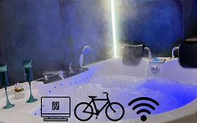 Jacuzzi & Bike Apartment, Krakow