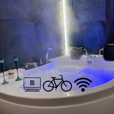 Jacuzzi & Bike Apartment, Краков Экстерьер фото