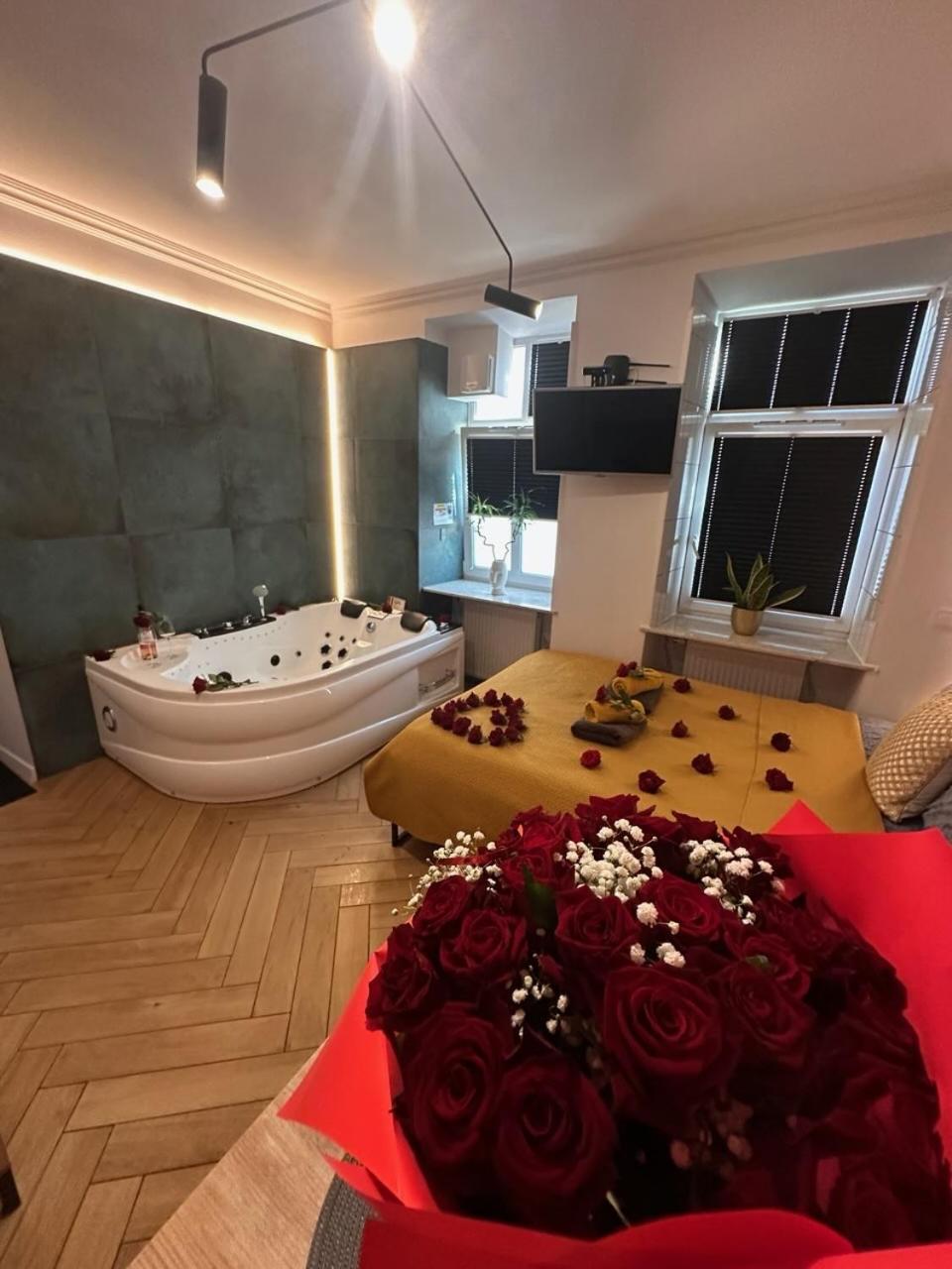 Jacuzzi & Bike Apartment, Краков Экстерьер фото