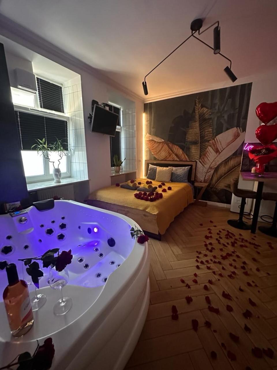Jacuzzi & Bike Apartment, Краков Экстерьер фото