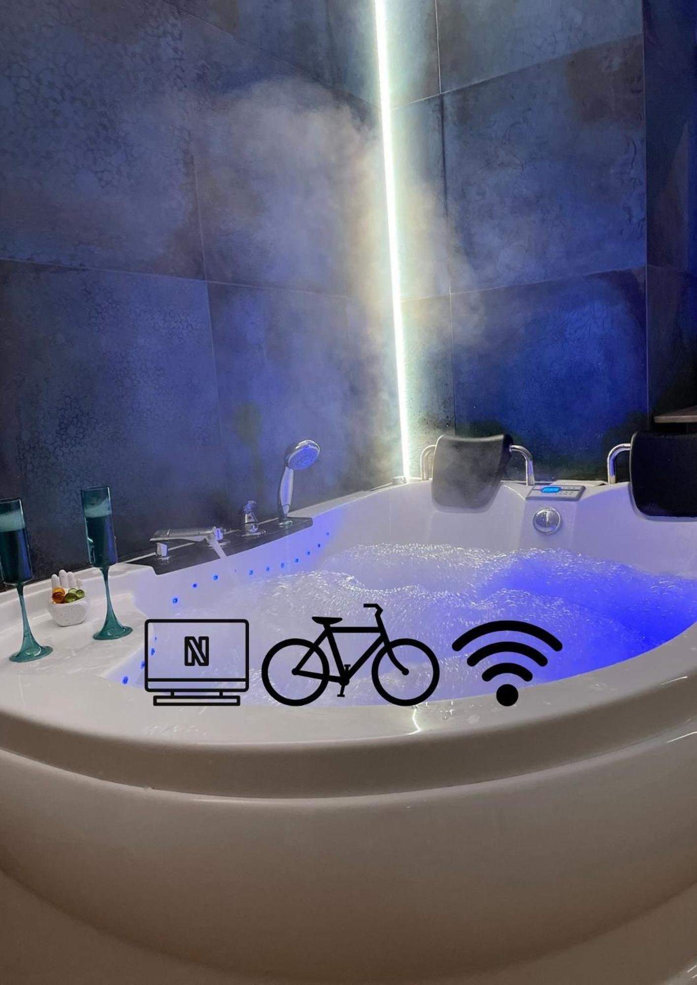 Jacuzzi & Bike Apartment, Краков Экстерьер фото